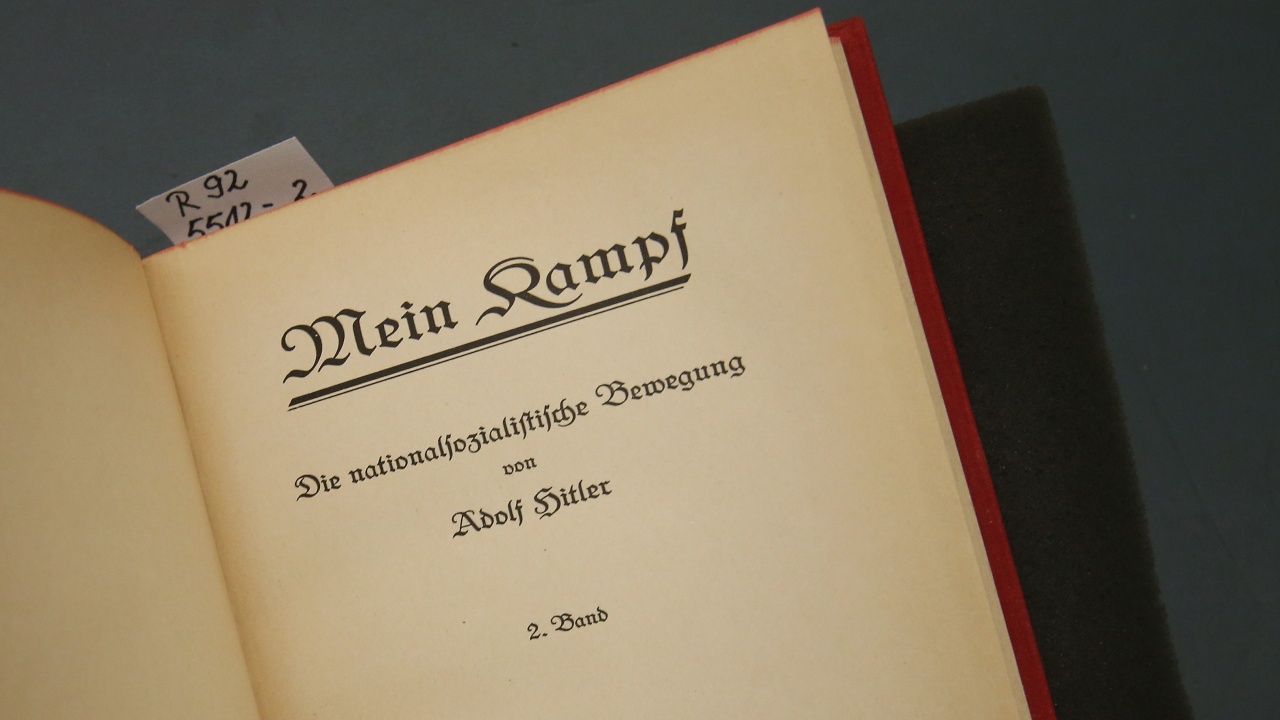  Книгата на Хитлер е намерена в дома на заподозрян за атаката срещу Макрон