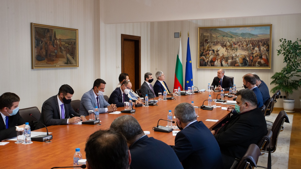  Румен Радев: България е изправена пред необходимостта спешно да търси устойчиви решения на замитаните години наред проблеми в енергетиката