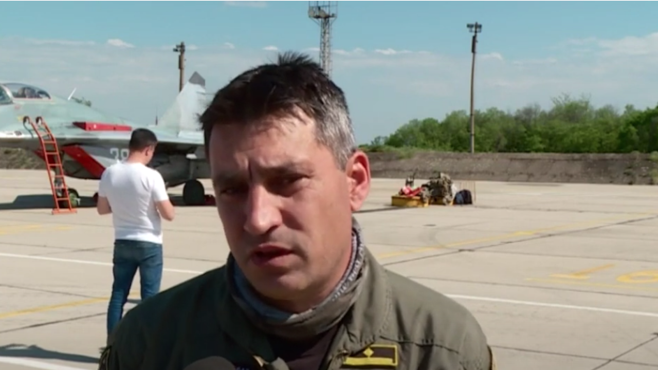 Военният пилот майор Валентин Терзиев е отличен професионалист, категорични са неговите колеги