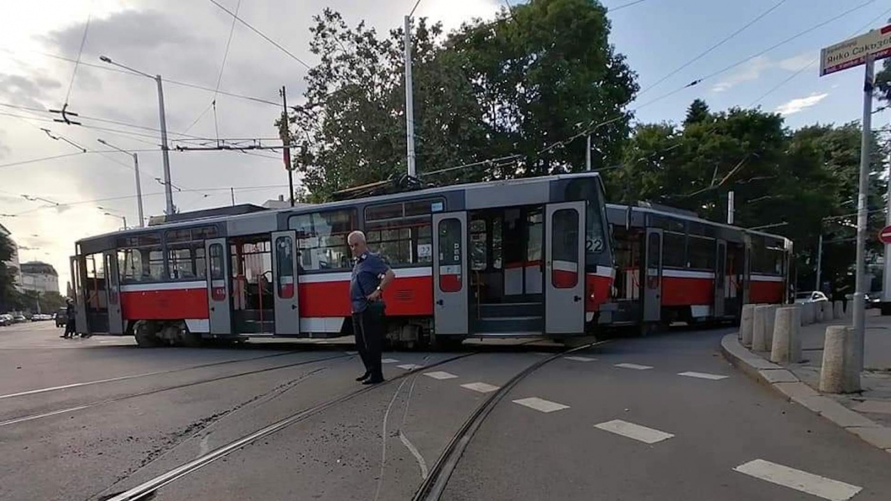 Трамвай дерайлира и блокира движението в центъра на София