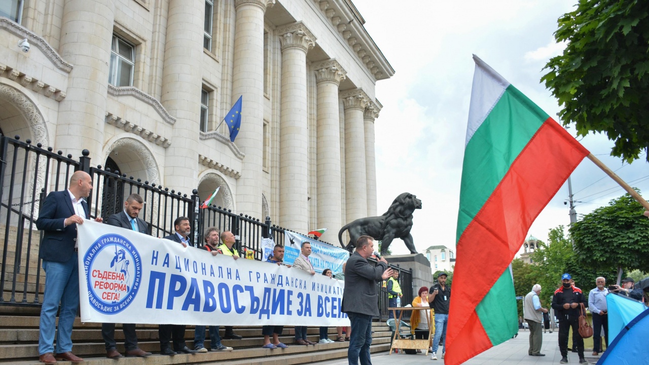 Лаура Кьовеши идва в България, посреща я протест против Гешев