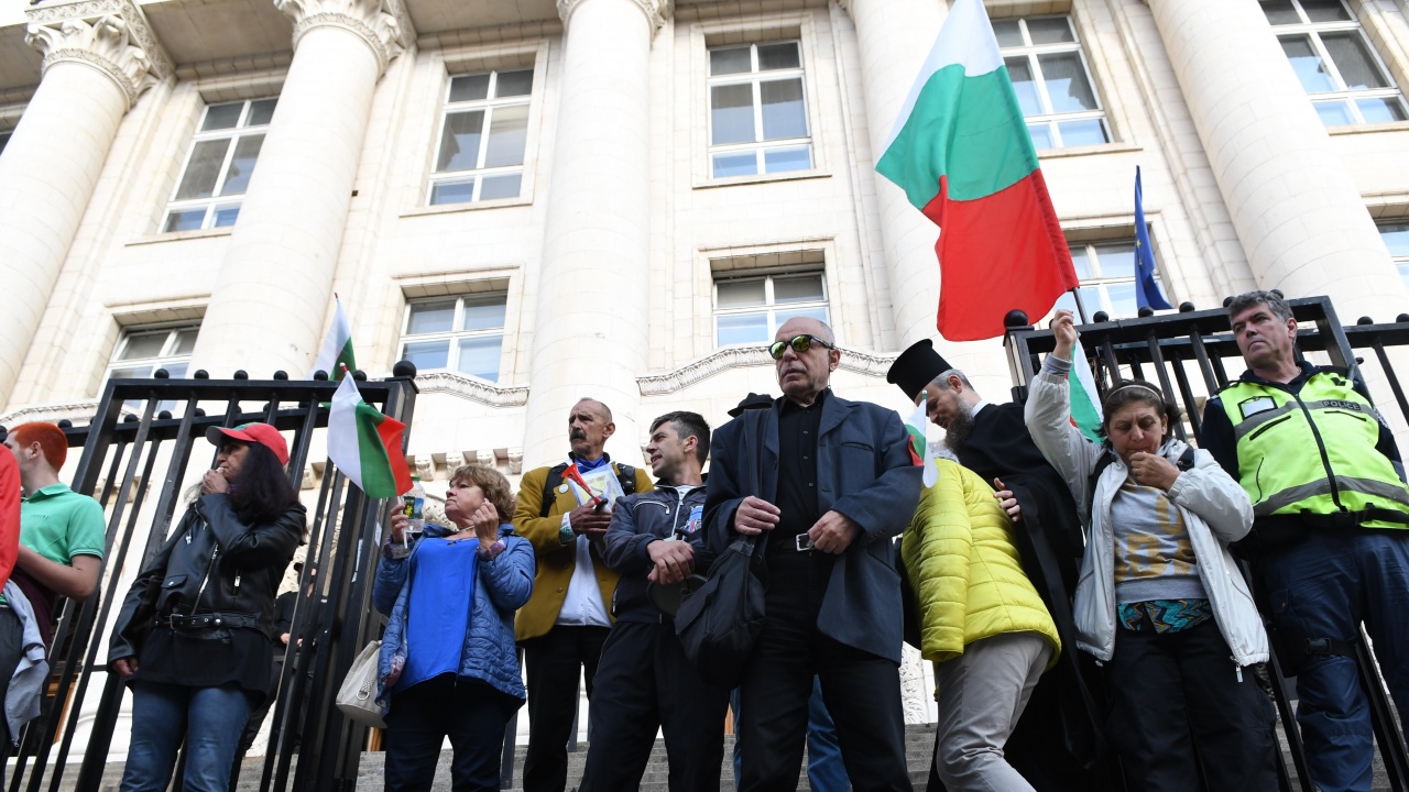 Сблъсъци между протестиращи и полиция при Съдебната палата в София заради Кьовеши