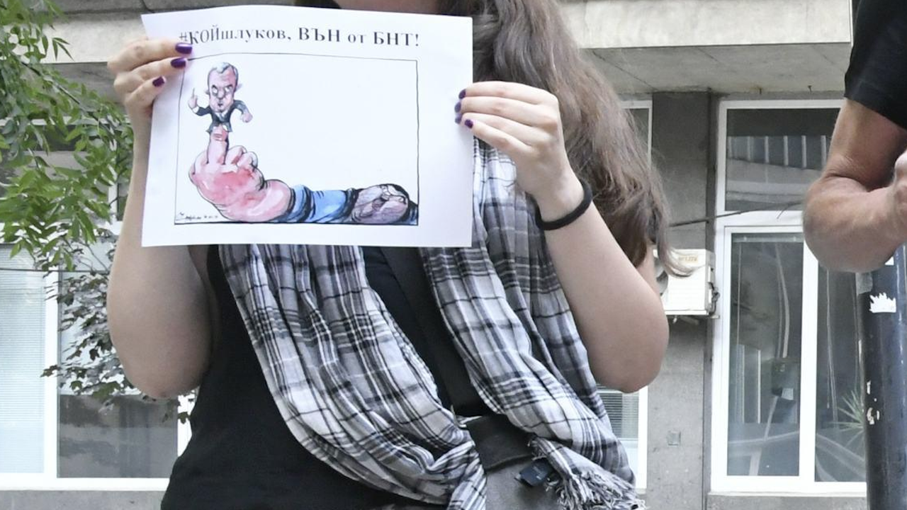Протест пред БНТ иска оставката на Кошлуков