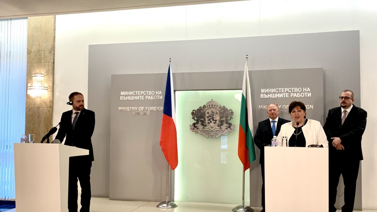 Министър Балтова разговаря с министъра на външните работи на Чешката република Якуб Кулханек