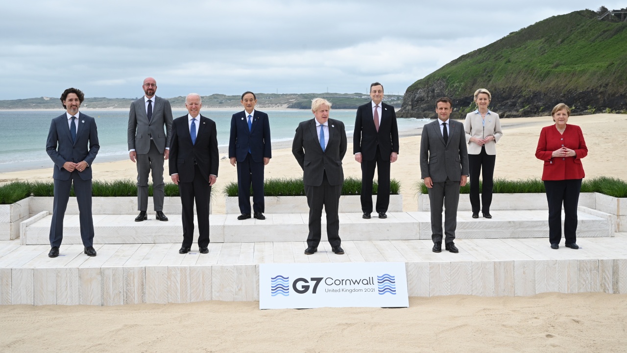 Срещата на върха на Г-7 започна със снимка на плажа