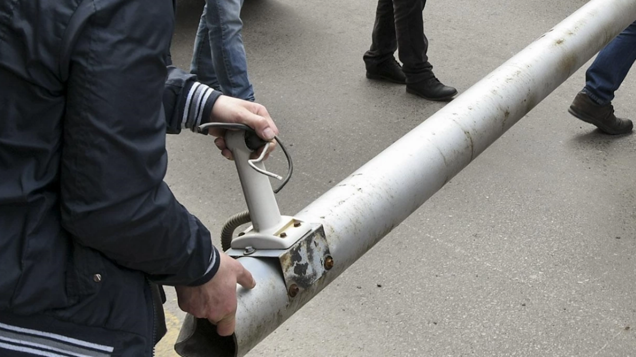 Затвориха Прохода на Републиката заради паднал стълб - Общество - Новини Бг