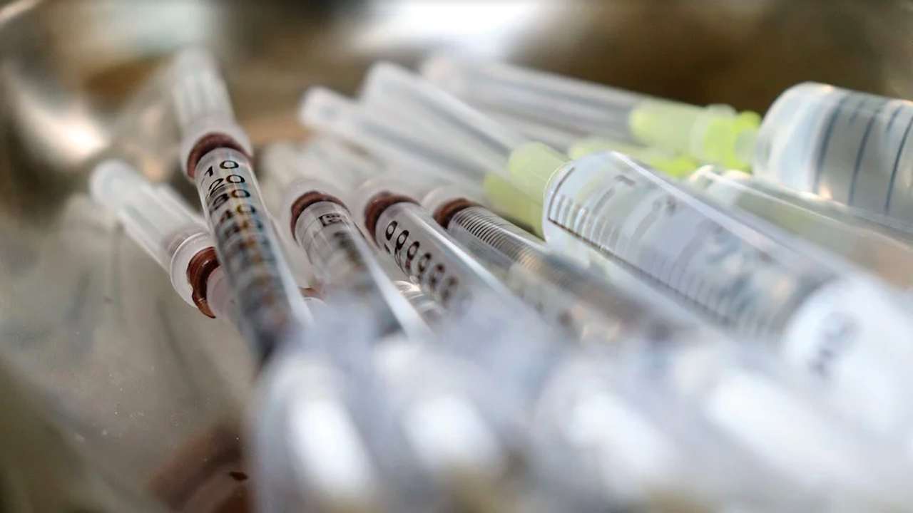 Гърция е поставила досега 6,8 милиона дози ваксини срещу COVID-19