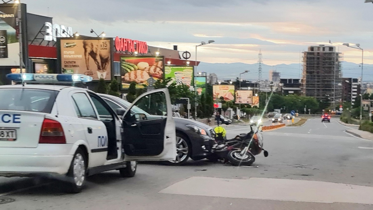 Моторист пострада след сблъсък с лек автомобил в София