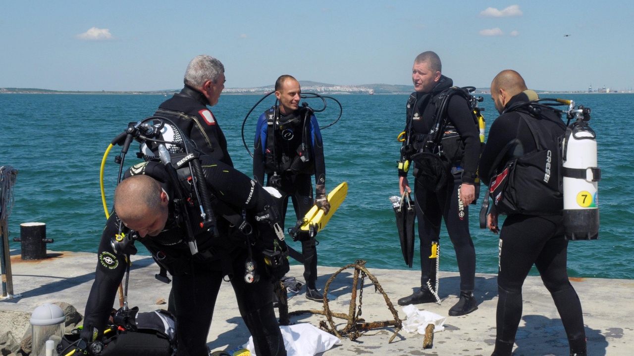 Водолази ще чистят морското дъно в района на острова Света Анастасия