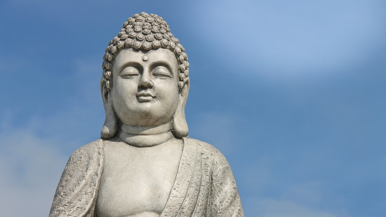 Гигантска будистка статуя се сдоби с маска, за да се моли за края на COVID-19 