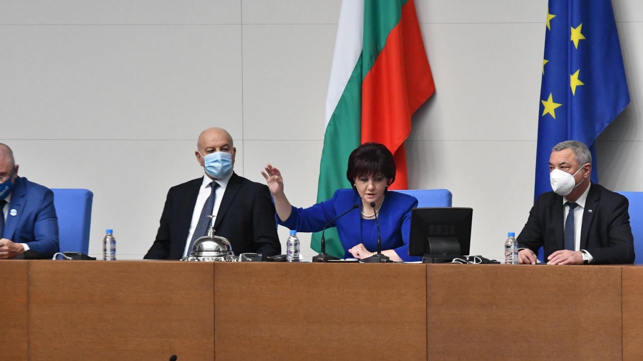 Гражданка иска депутати от 44-ия парламент вън от изборите