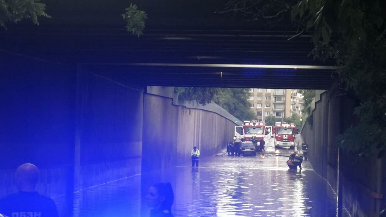 Пороят в София наводни шосе край МВнР