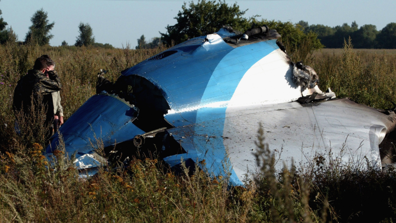 Двумоторен самолет падна в Русия - 9 души са загинали