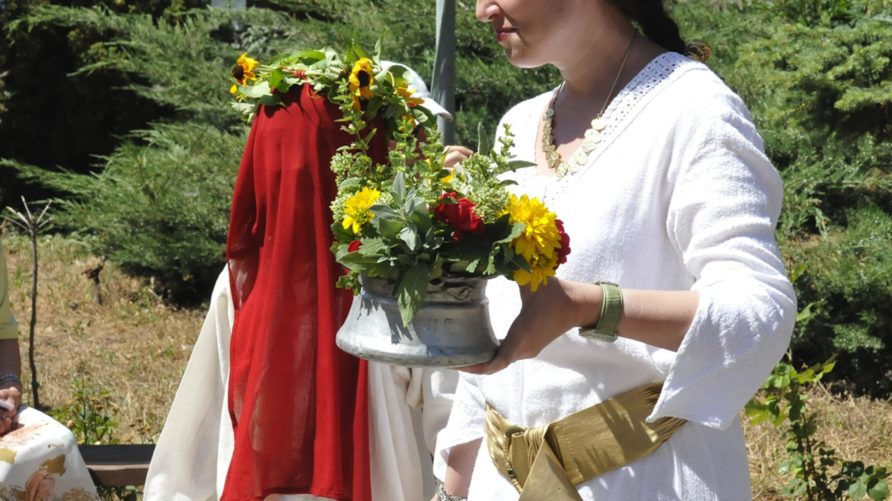 Венец от 77 цветя и билки свиват в Хасково за Еньовден