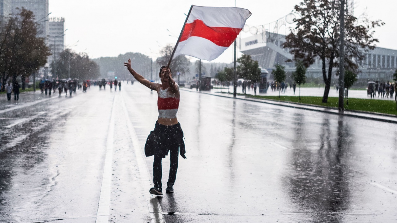 Минск иска да изравни знамето, използвано по протестите, със символ на нацизма