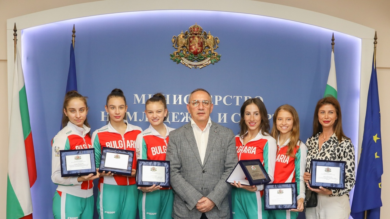 Министър Кузманов награди състезателките от националния отбор по художествена гимнастика 