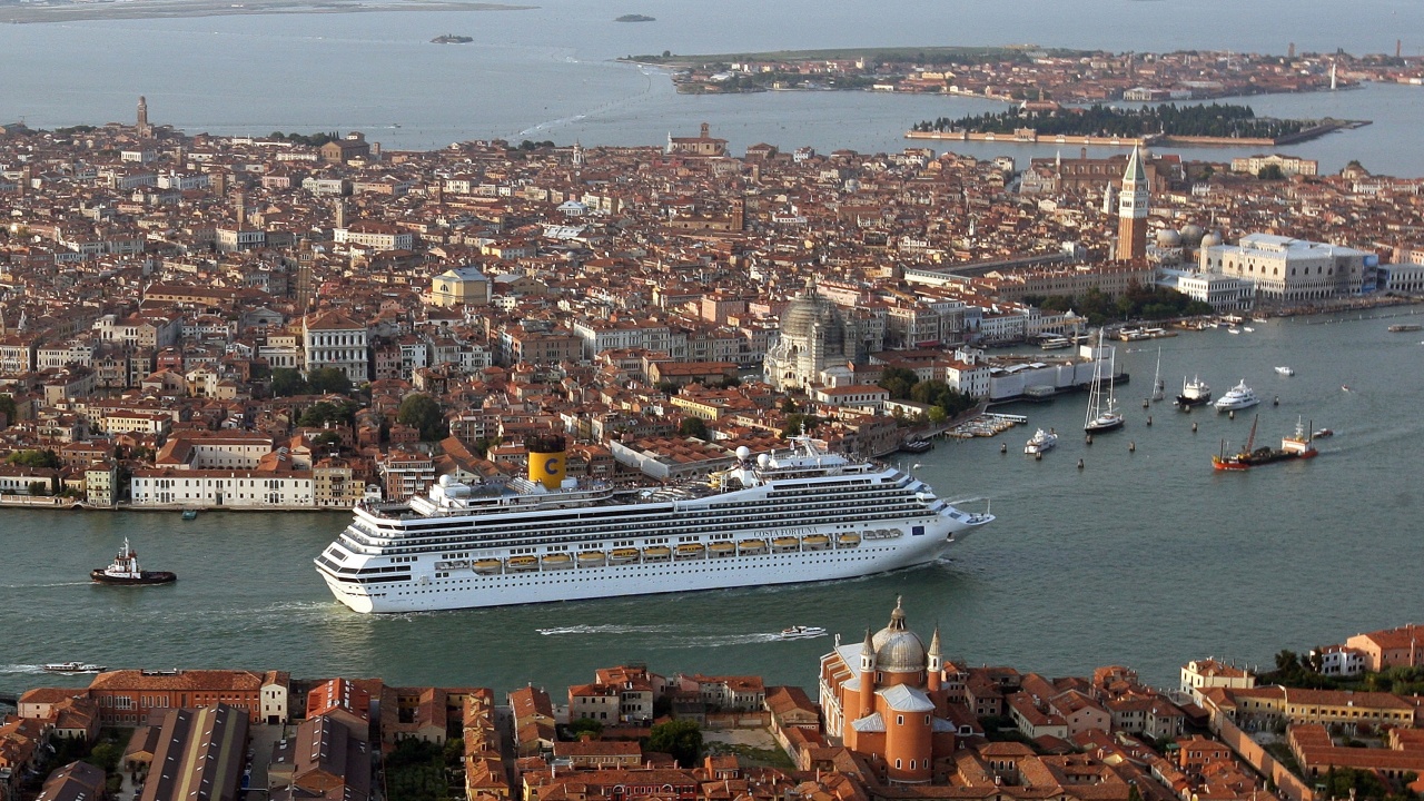ЮНЕСКО предупреди Италия, че Венеция може да влезе в списъка на застрашените обекти