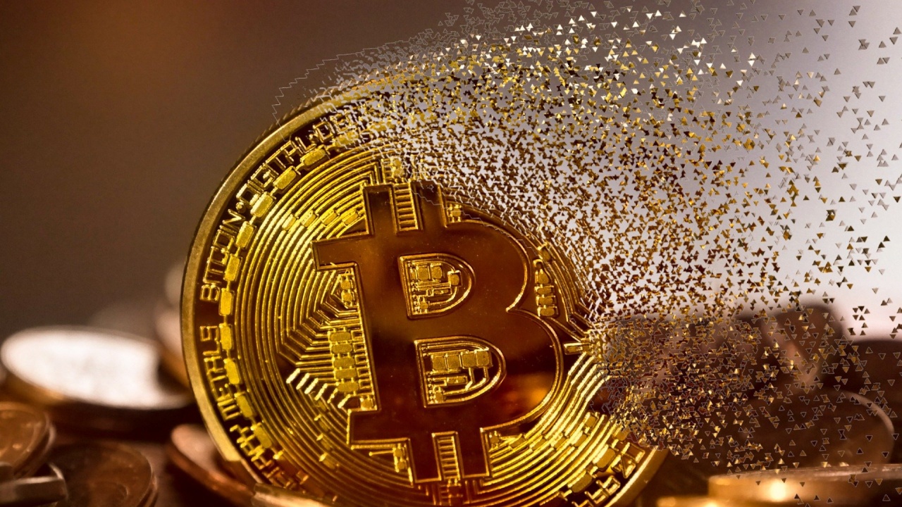 Биткойнът поевтиня за кратко под 30 000 долара за пръв път от януари