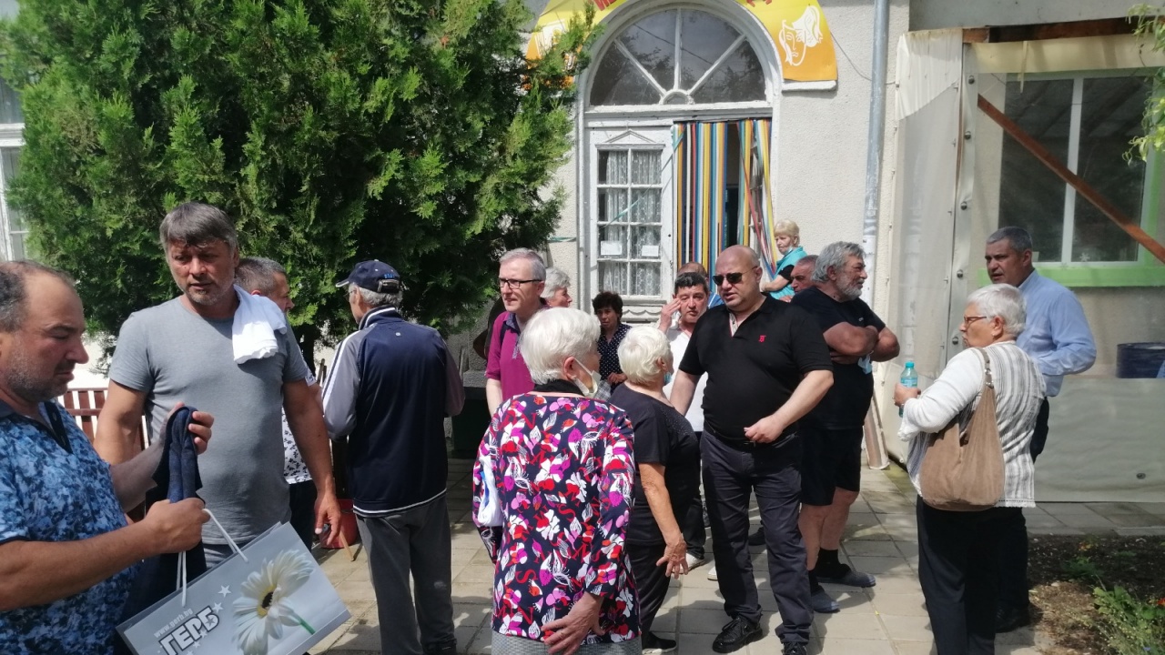 Кандидатите на ГЕРБ-СДС за парламентарни избори се срещнаха с жители на селата Богорово и Срацимир