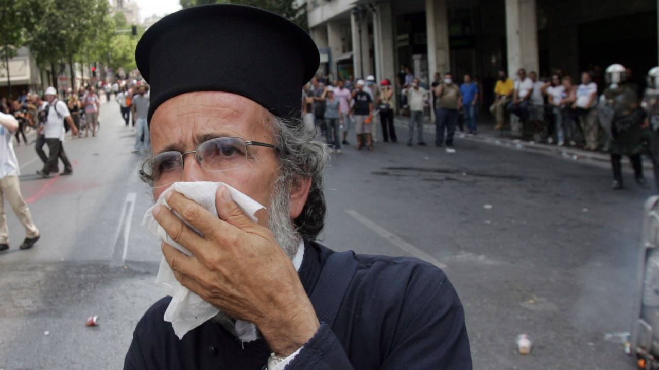 Гръцки поп-наркодилър нападна свещеници с киселина