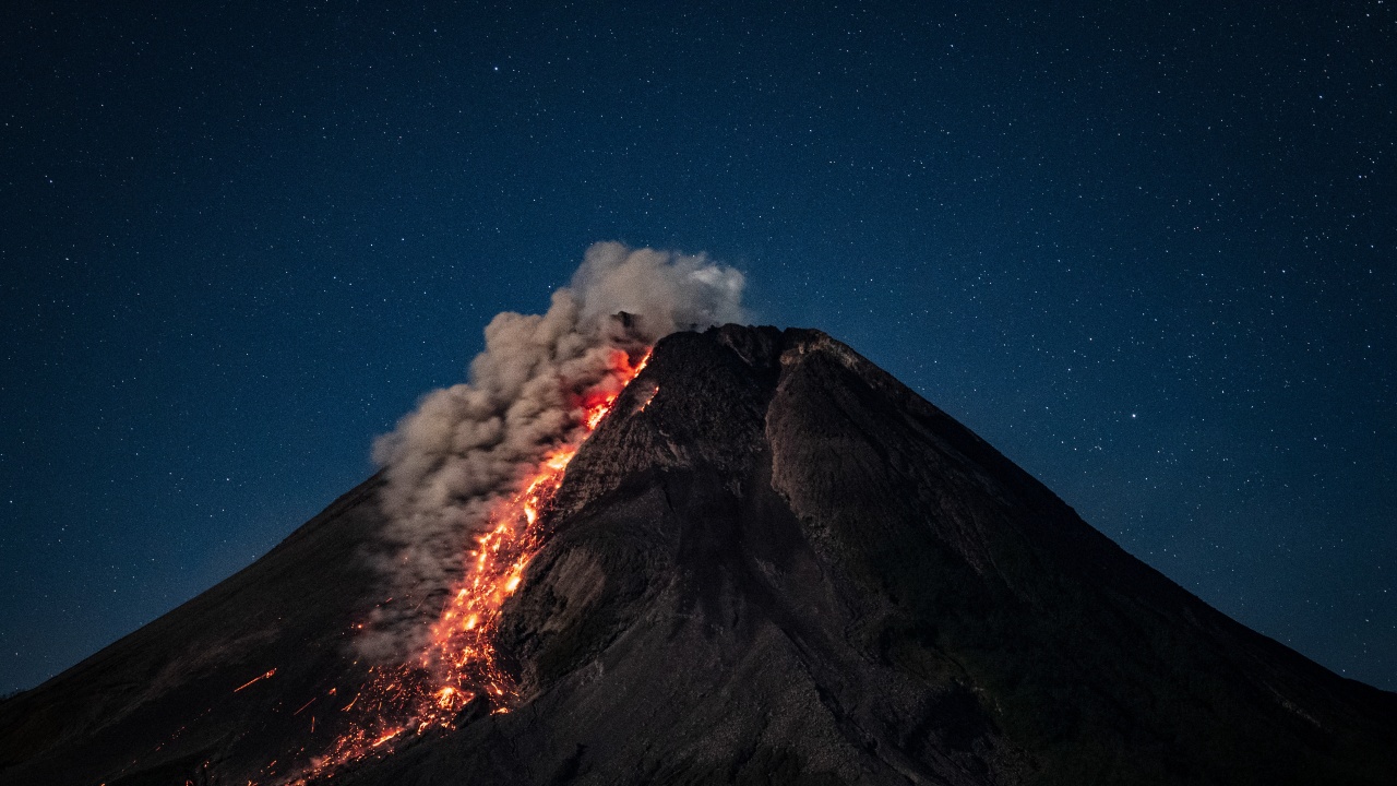 Изригна индонезийският вулкан Мерапи