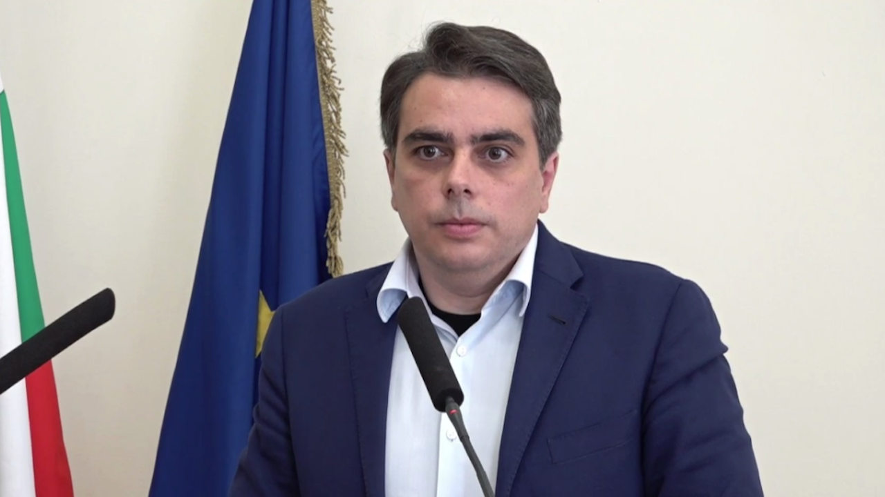 Министър Асен Василев с последни данни за разходите на държавата