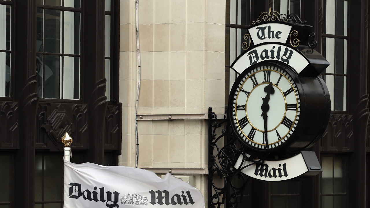 Природозащитници изсипаха конски тор пред сградата на "Дейли мейл" в Лондон