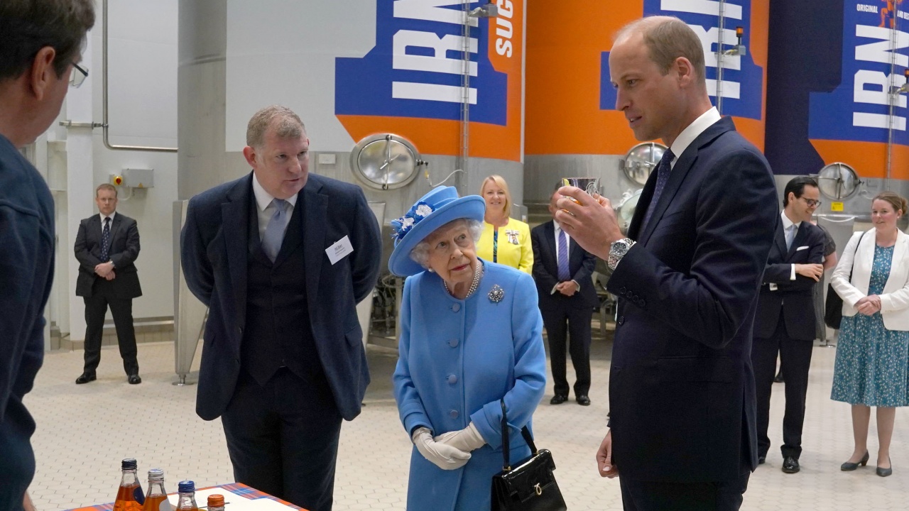Кралица Елизабет Втора и принц Уилям посетиха предприятие в Шотландия
