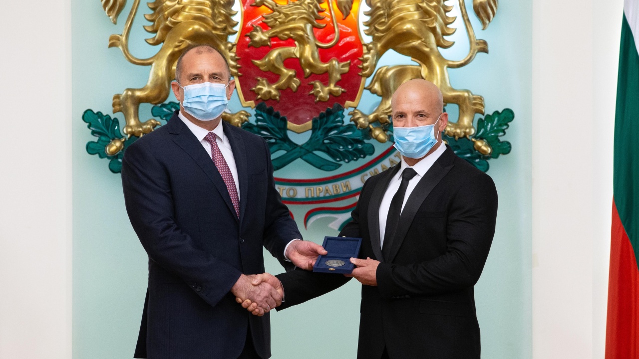 Румен Радев удостои с Почетния знак на президента Енчо Керязов