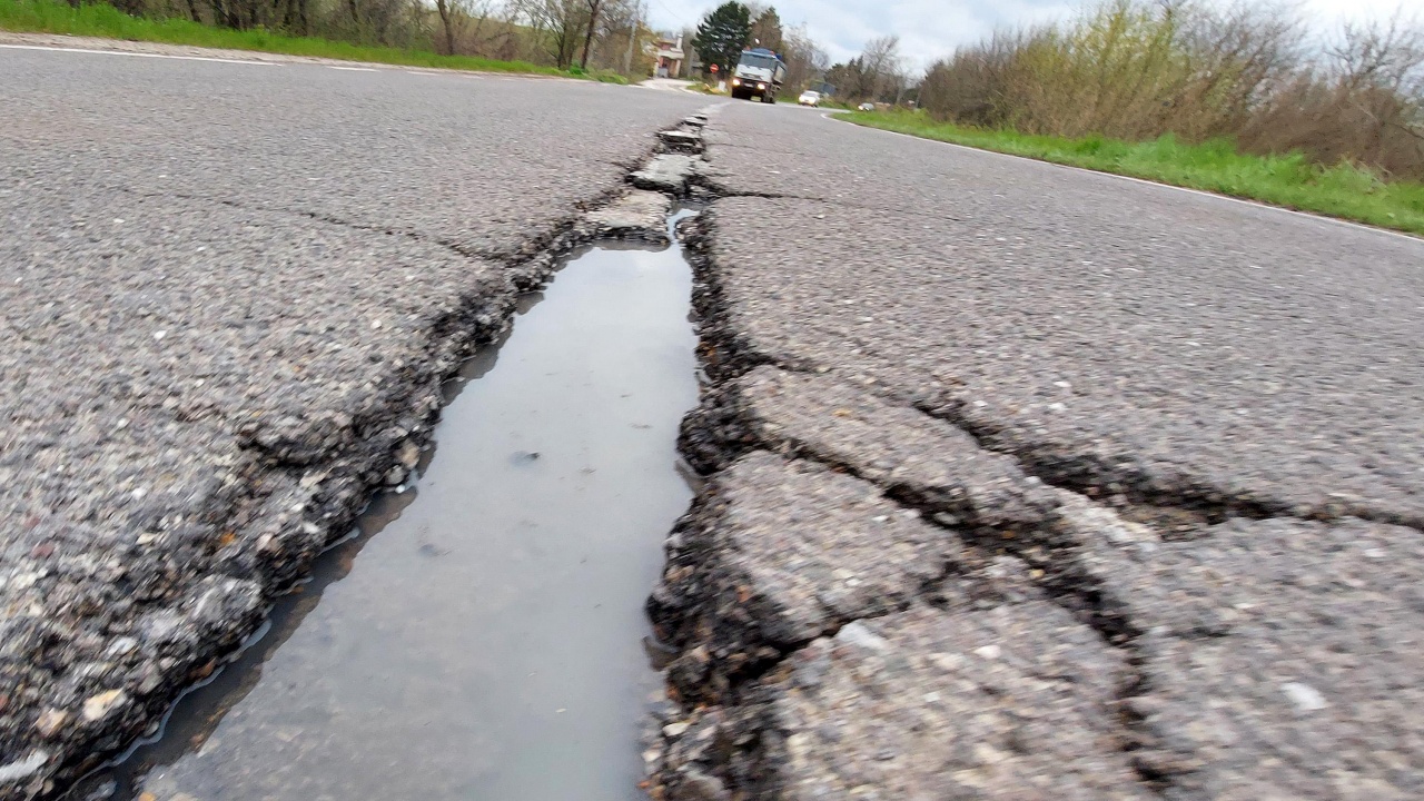 Над 245 км от републиканските пътища в област Разград са в лошо състояние