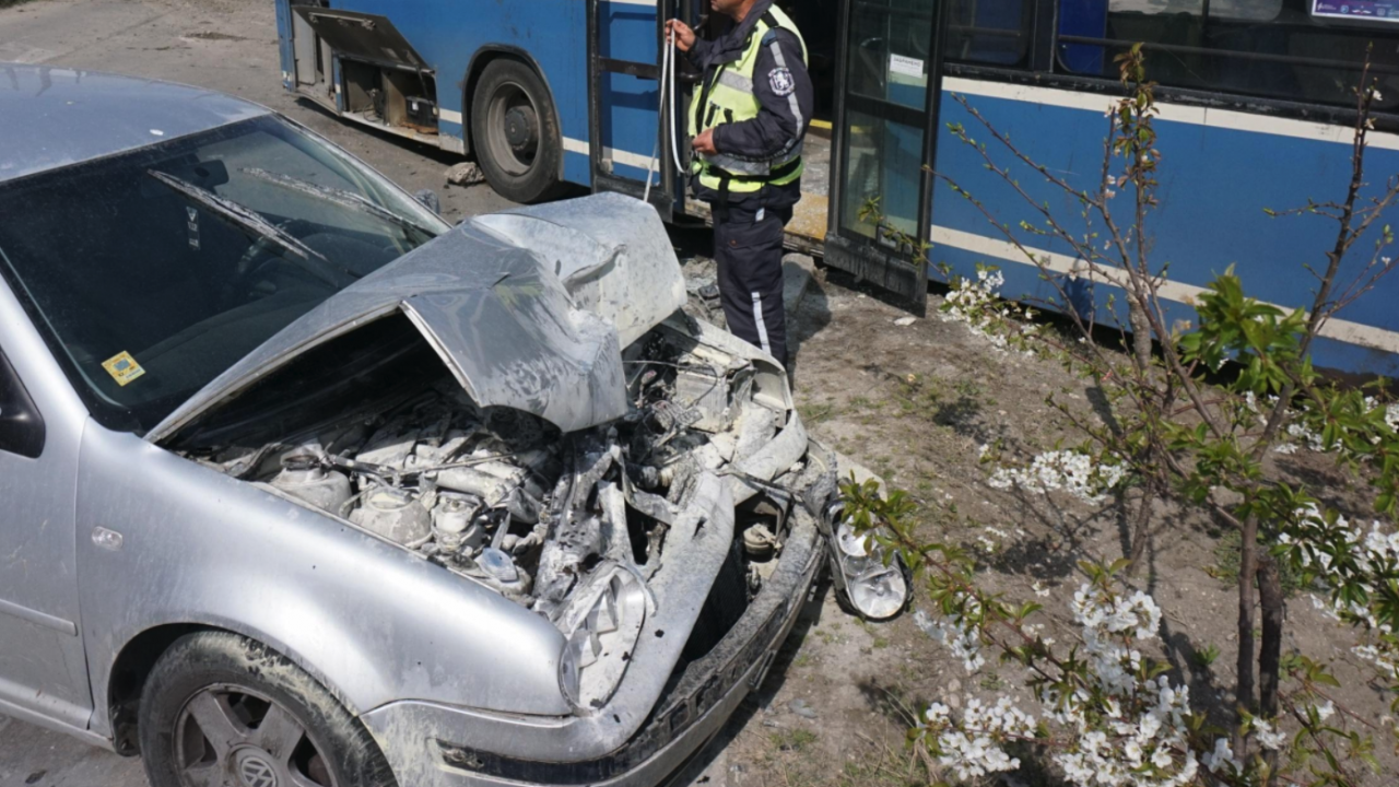 Меле между кола и автобус в Ямболско, има жертва