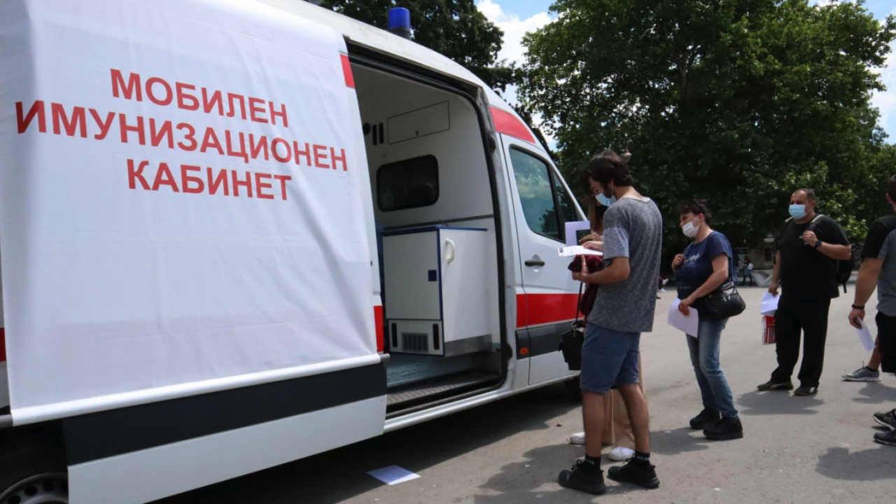 Мобилни пунктове за ваксинация ще работят утре в Хасково, Велико Търново и Благоевград