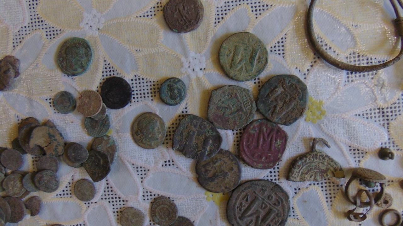 Заловиха голямо количество археологични предмети и старинни монети