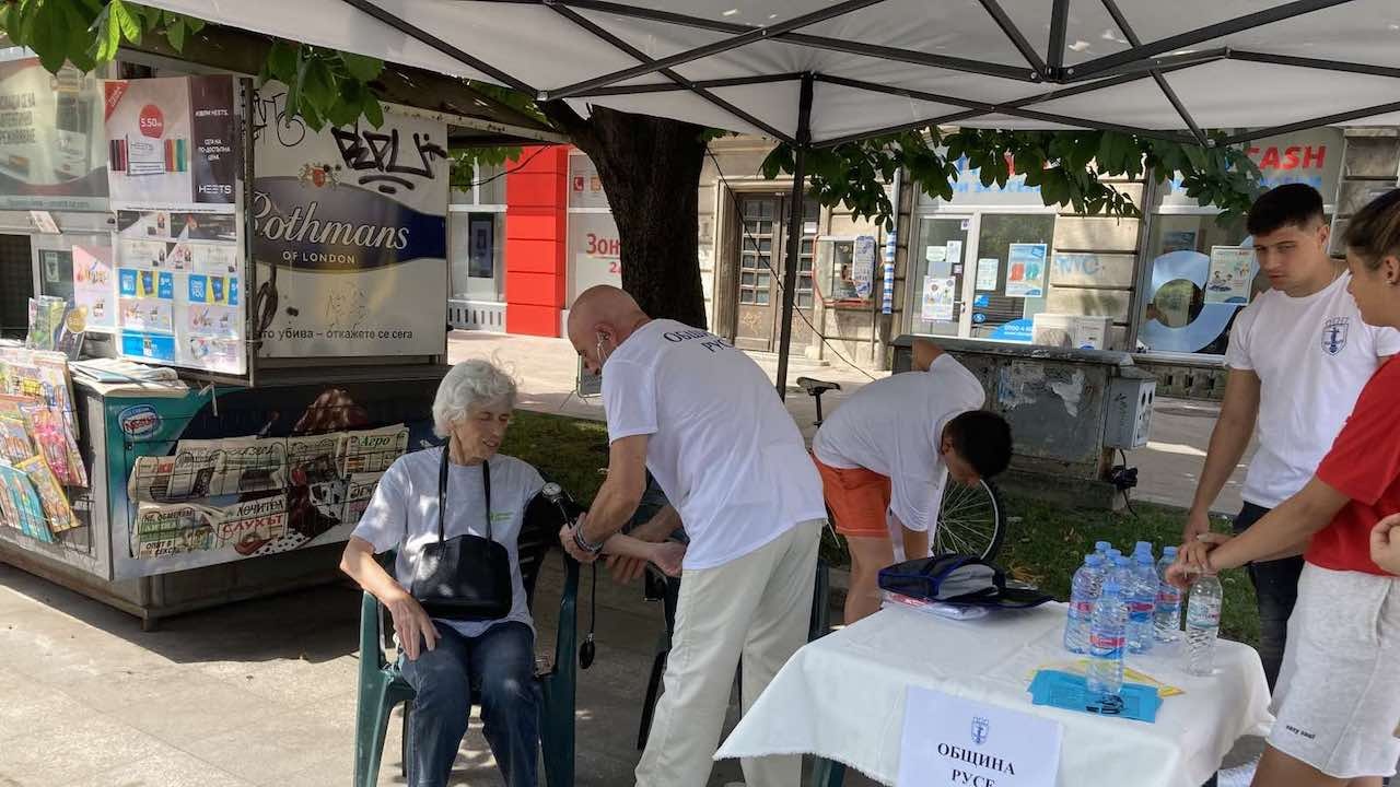 В Русе раздават минерална вода на гражданите заради жегата