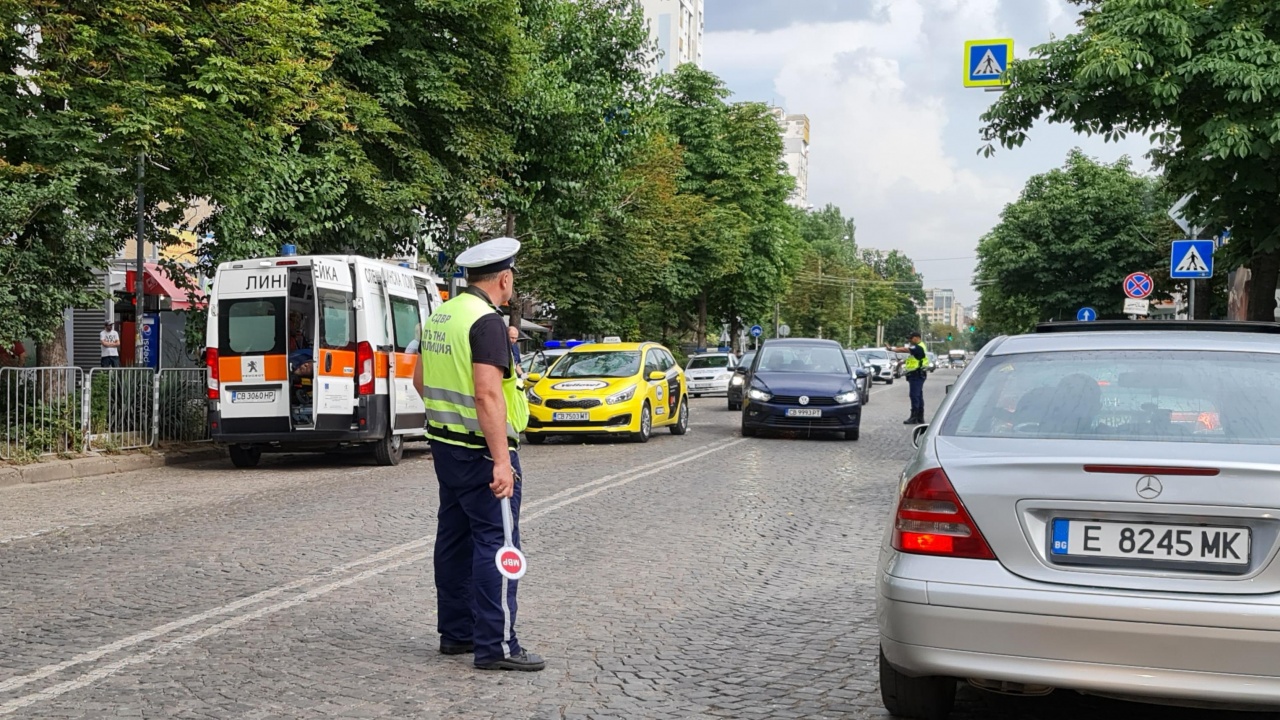 Такси помете младо момиче на пешеходна пътека