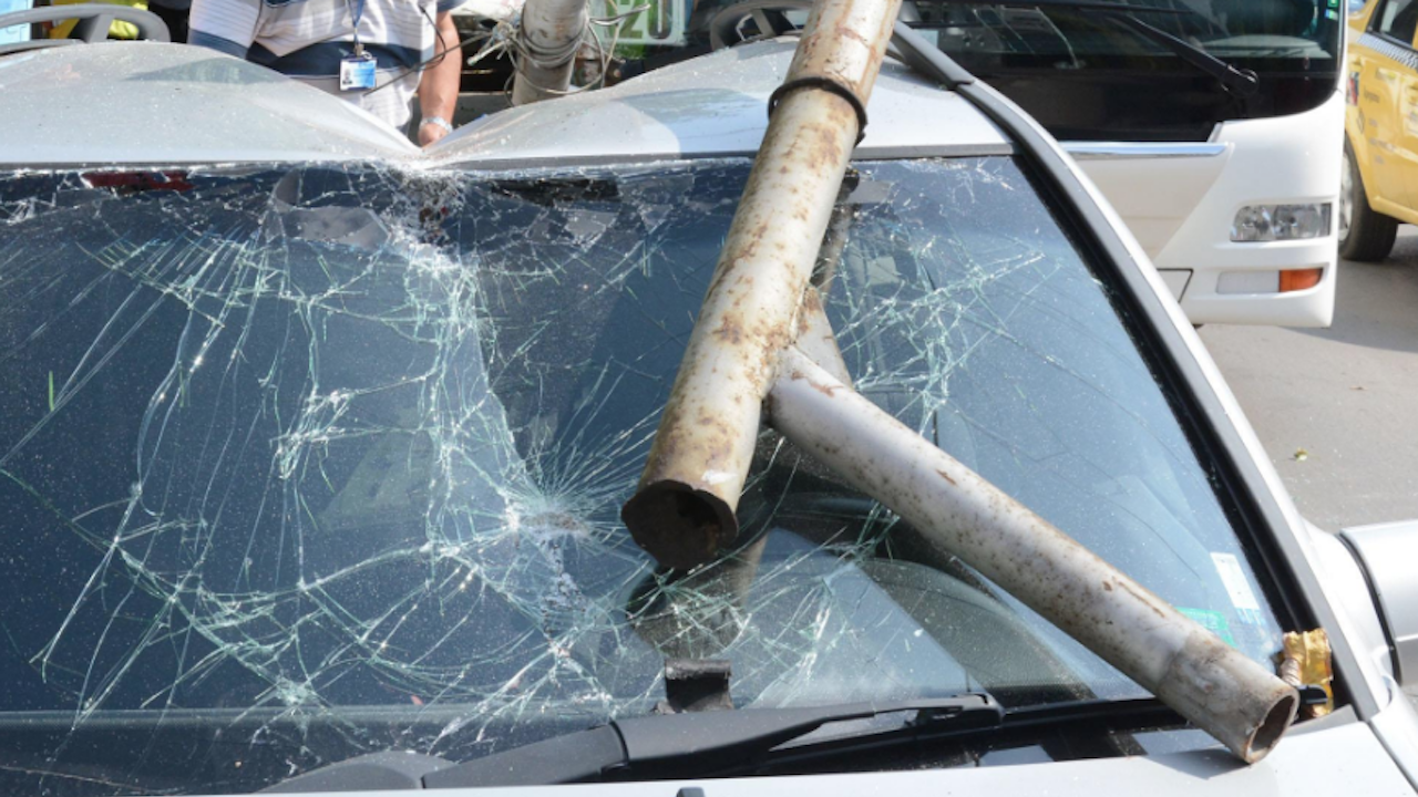 Пиян шофьор отнесе електрически стълб в Русе 