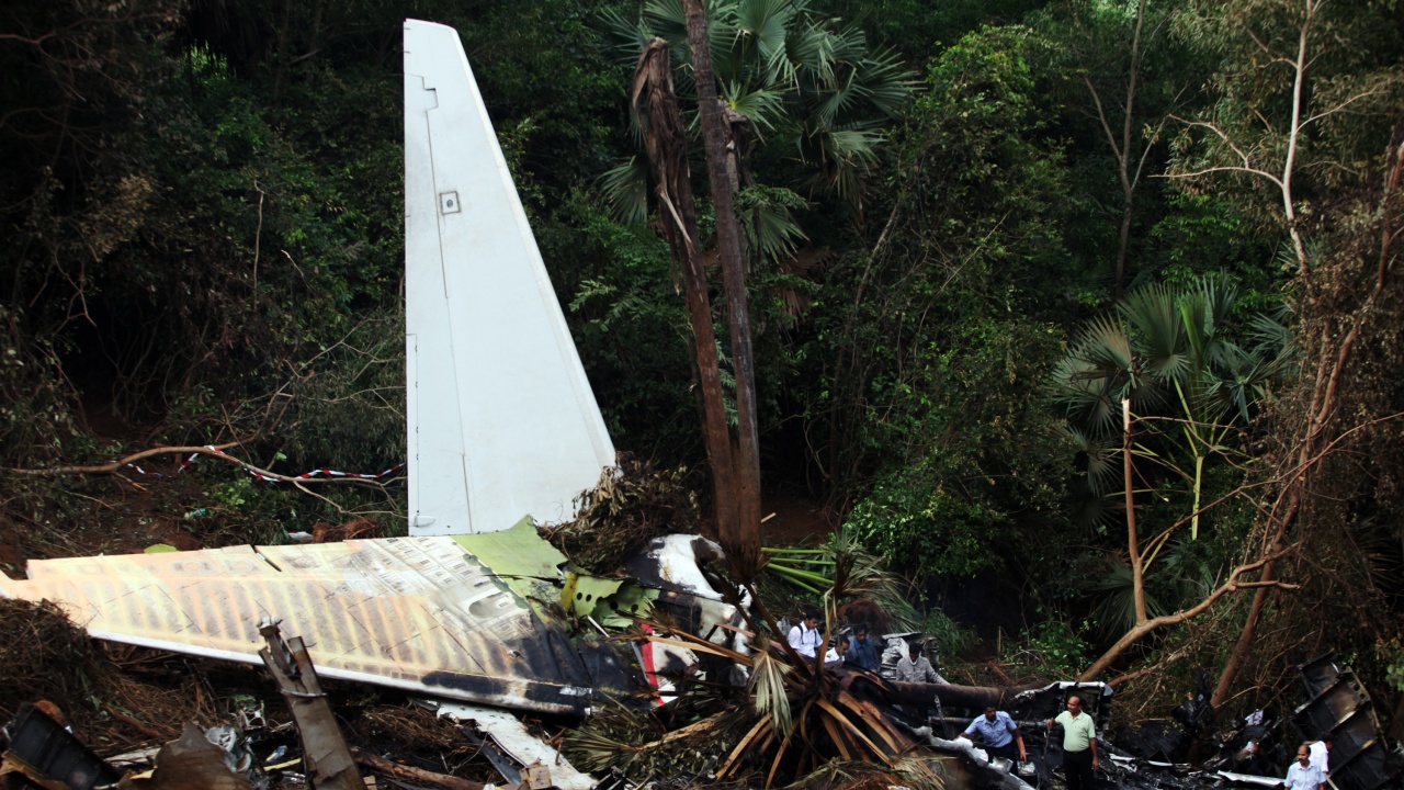 Расте броят на жертвите при катастрофата с филипинския военен самолет