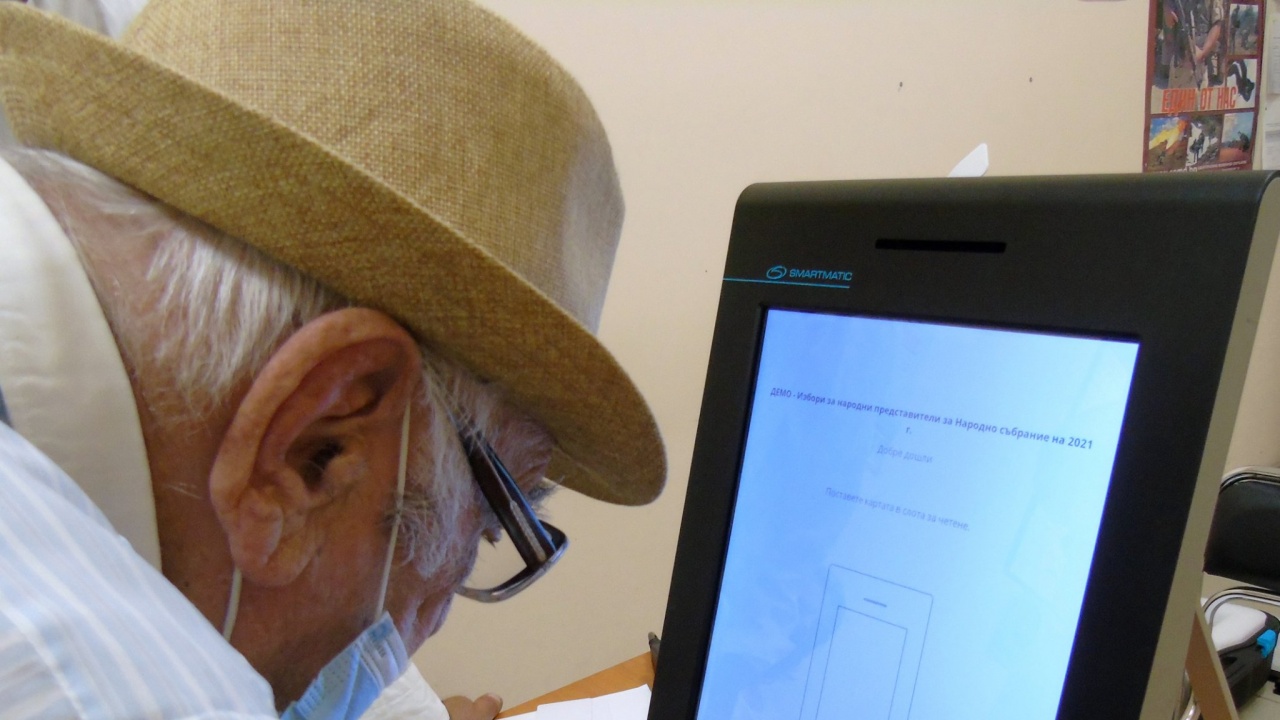 Ентусиазъм за избори: 90-годишен гласува машинно
