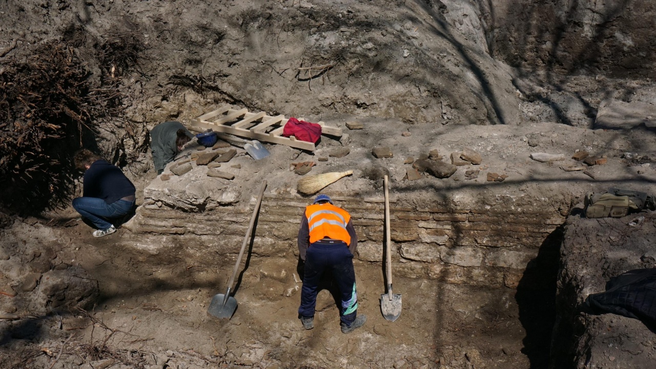 Откриха 10-метров иманярски тунел при разкопки край Пловдив
