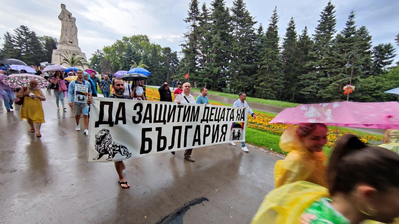 Шествие в защита на традиционното семейство събра стотици във Варна