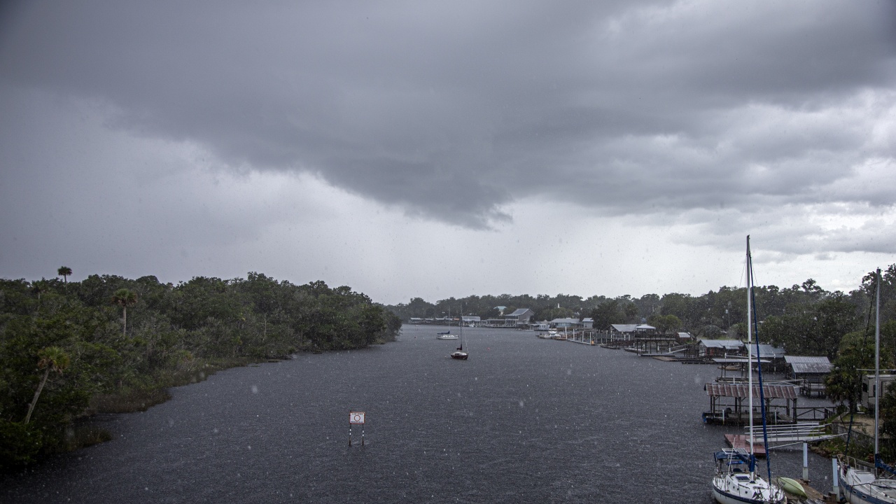 Ураганът Елза отново отслабна до тропическа буря, напредвайки към западното крайбрежие на Флорида