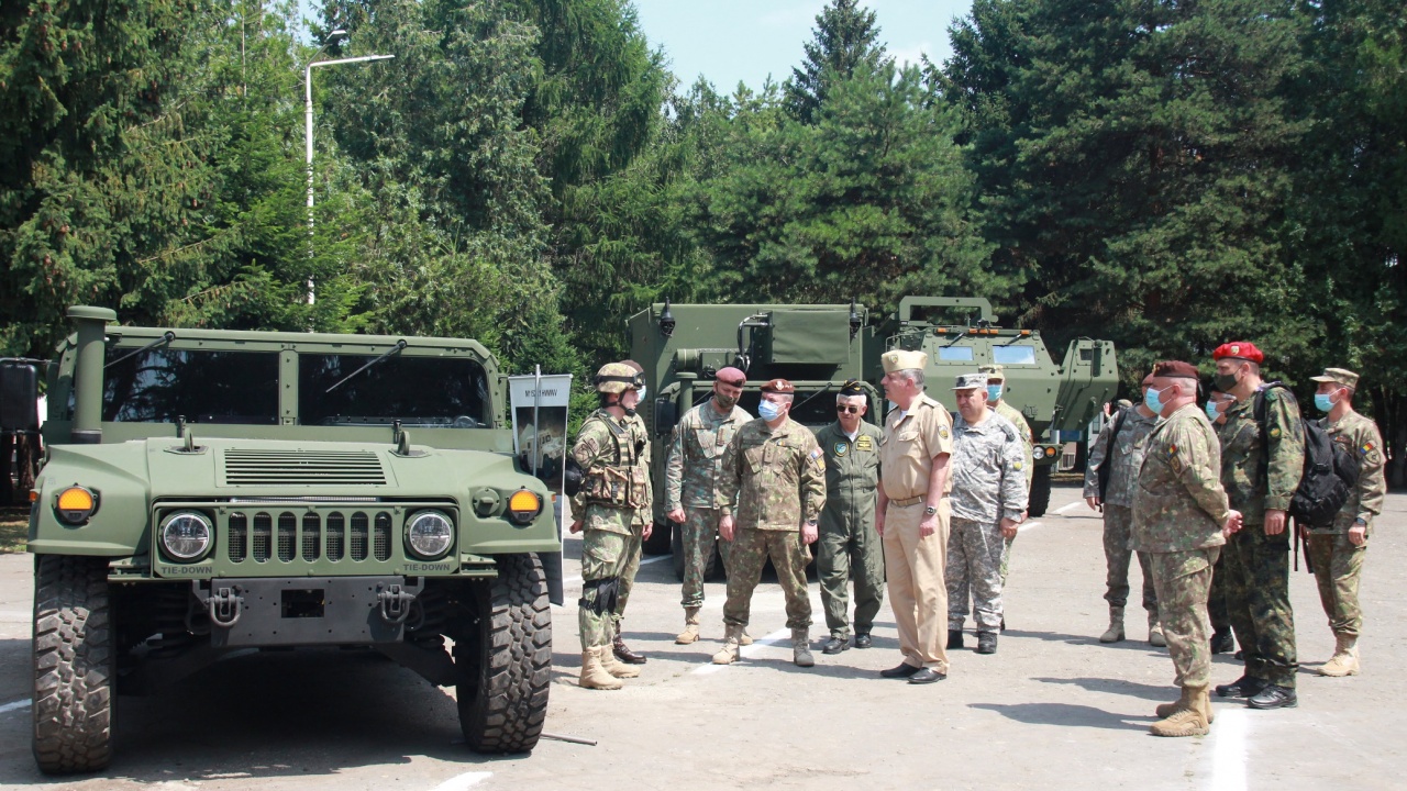 Началникът на отбраната обсъди модернизацията на армията с румънския военен министър