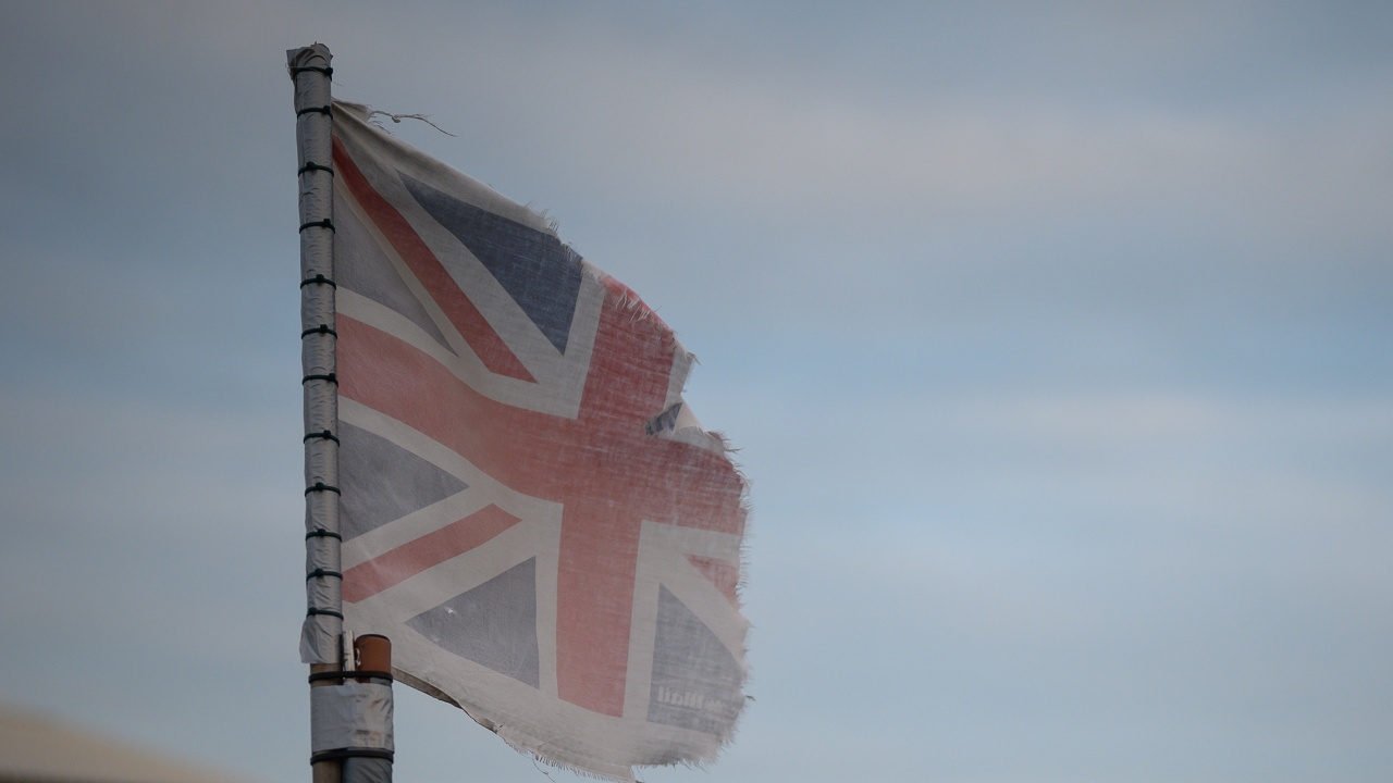 Гардиън: Великобритания е в историческа криза