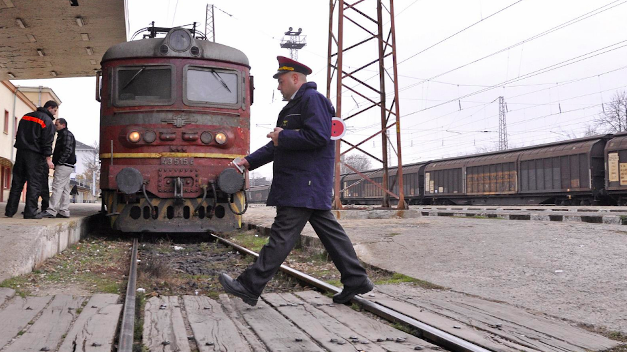 Временни промени в движението на влаковете в участъка между гарите  Белозем и Михайлово