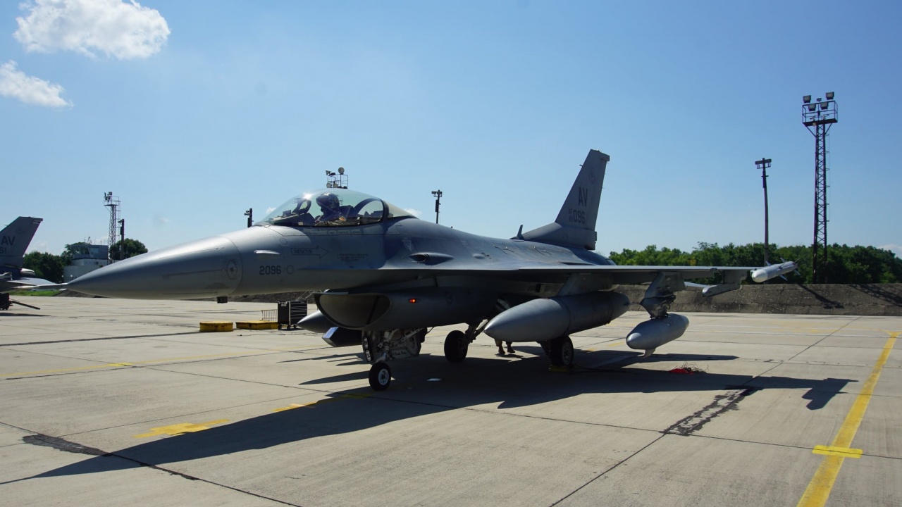Успешно се пребазираха самолети F-16 в авиобаза Граф Игнатиево