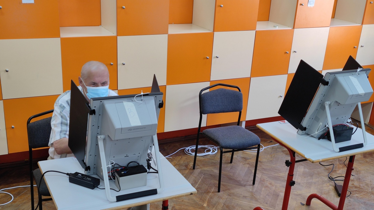 Проблеми с машинното гласуване и в Сливенско