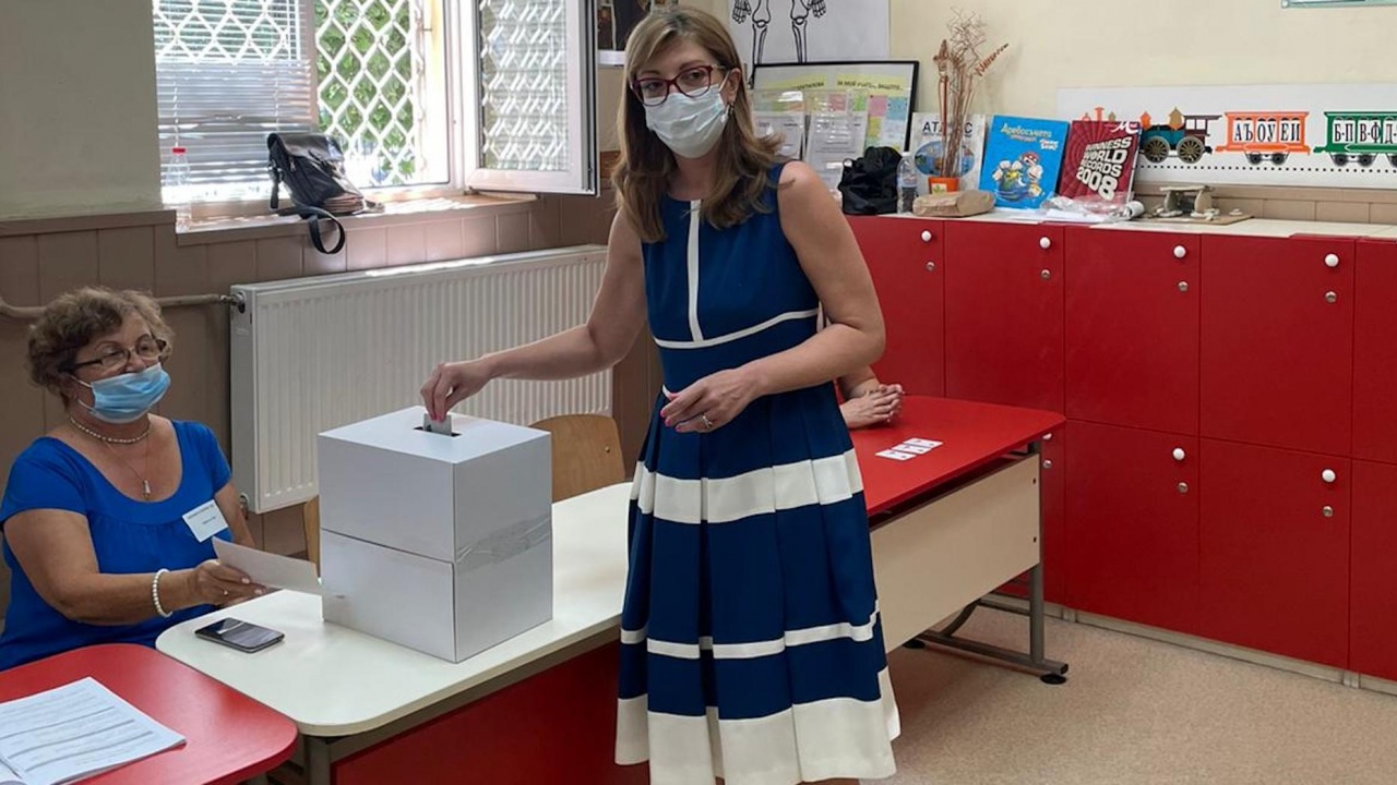 Екатерина Захариева гласува в Пазарджик