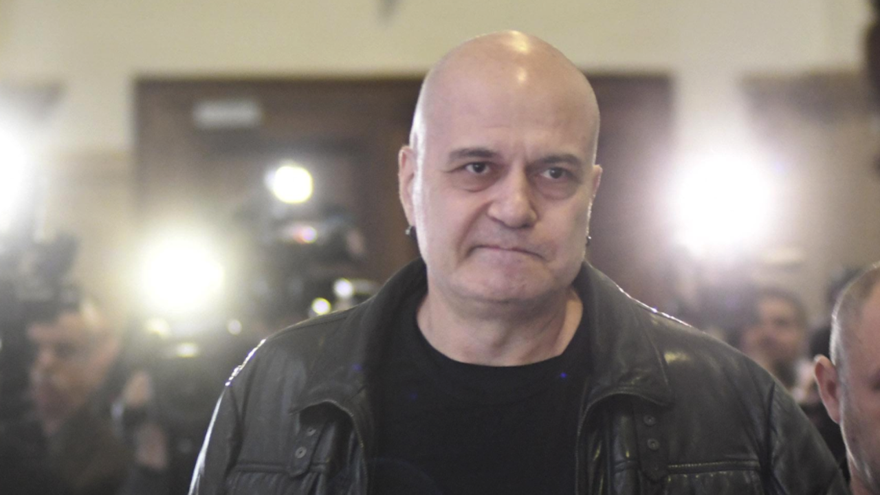 Проф. Анна Кръстева: Слави Трифонов приватизира протестния вот, шантажира партиите