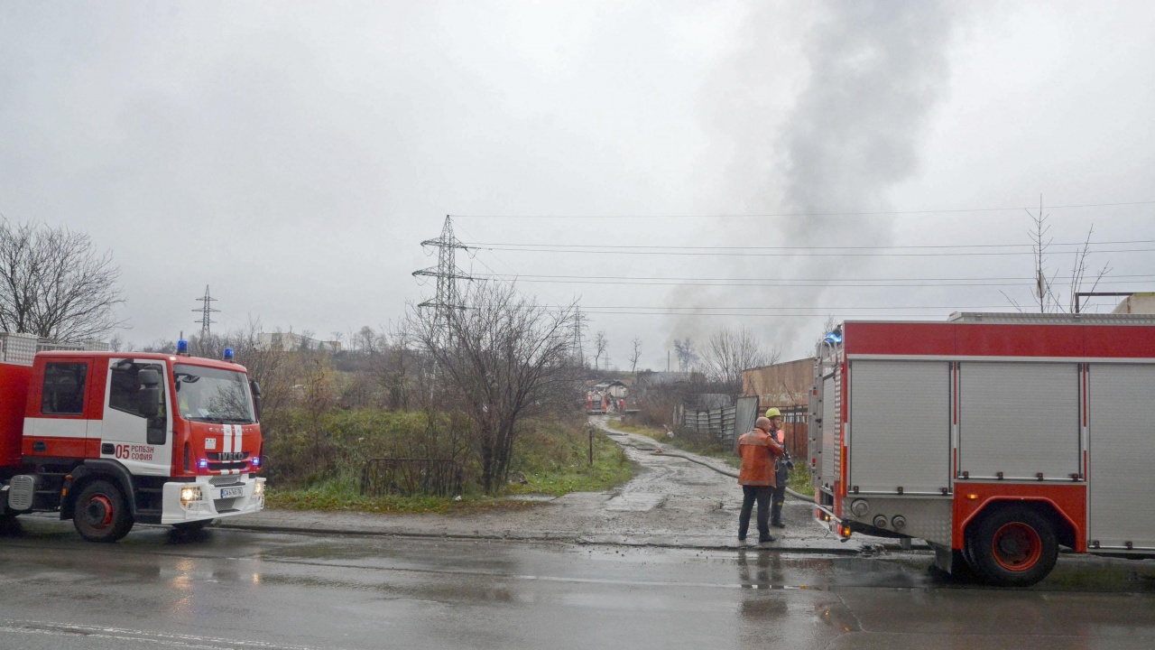 Голям пожар гори в предприятие в Костинброд