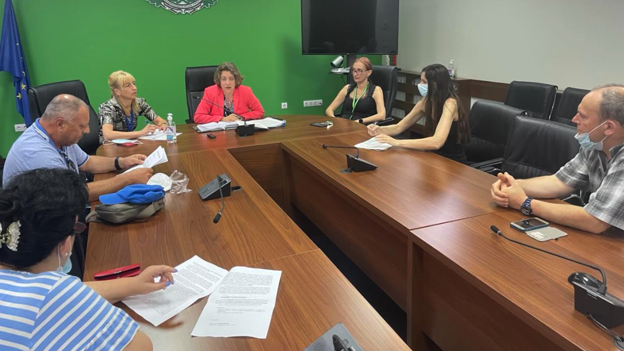 Зам.-министърът на околната среда Емилия Тончева се срещна с представители на протестиращите граждани от Бяла